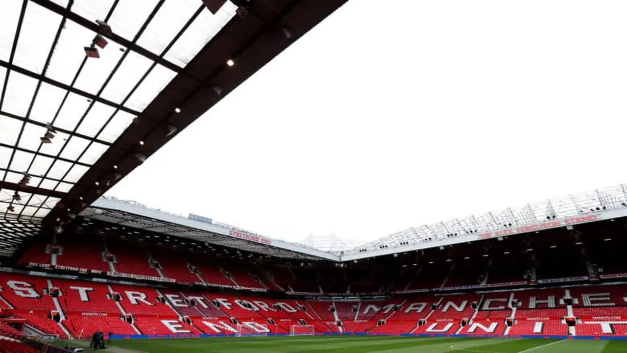 أزمة داخل مانشستر يونايتد بسبب منع مدير النادي من لقاء ممثلة شهيرة في أولد ترافورد